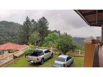 CASA EN CERRO AZUL, LAS VISTAS EN  2.500M2 DE TERRENO