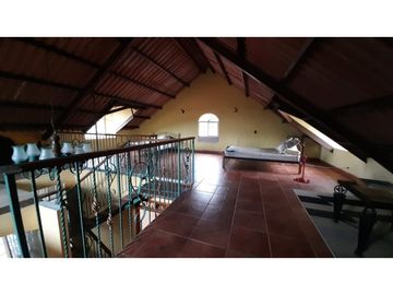 CASA EN CERRO AZUL, LAS VISTAS EN  2.500M2 DE TERRENO