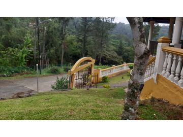 CASA EN CERRO AZUL, LAS VISTAS EN  2.500M2 DE TERRENO