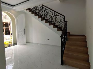 Modern house 2 lantai siap huni murah dkt tol sawangan,Depok