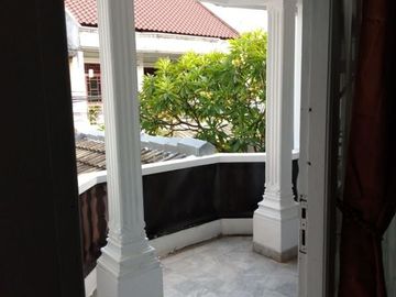 Rumah dua lantai siap huni jl dua mobil Tebet