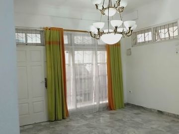 Rumah dua lantai siap huni jl dua mobil Tebet