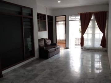 Rumah dua lantai siap huni jl dua mobil Tebet