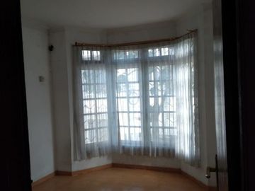 Rumah dua lantai siap huni jl dua mobil Tebet