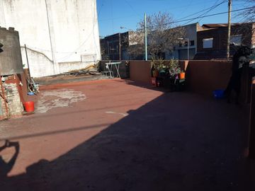 Venta casa en esquina. A Reaccionar. Lote de 11x17,37. Con dos Garajes, Patio Y Terraza. Oportunidad