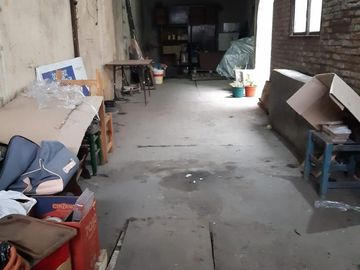 Venta casa en esquina. A Reaccionar. Lote de 11x17,37. Con dos Garajes, Patio Y Terraza. Oportunidad