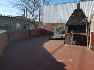 Venta casa en esquina. A Reaccionar. Lote de 11x17,37. Con dos Garajes, Patio Y Terraza. Oportunidad