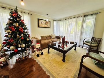 Casa en venta de 4 dorm. con piscina y quincho.