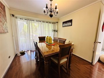 Casa en venta de 4 dorm. con piscina y quincho.