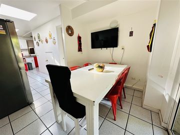 Casa en venta de 4 dorm. con piscina y quincho.