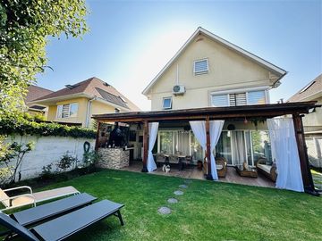 Casa en venta de 4 dorm. con piscina y quincho.