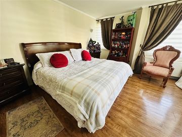 Casa en venta de 4 dorm. con piscina y quincho.