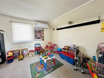 Casa en venta de 4 dorm. con piscina y quincho.