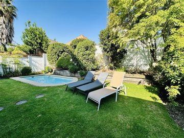 Casa en venta de 4 dorm. con piscina y quincho.