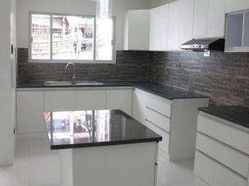 Townhouse in Kamias Quezon City Forsale at