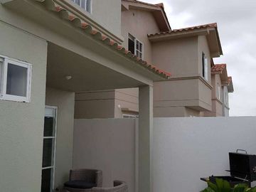 Venta de casa esquinera lista a estrenar en urb, casalaguna a pocos min. de Riocentro el Dorado - acepto Biess.
