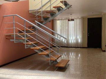 CASA EN VENTA USADA, ESQUINA, DOS NIVLES, TERRENO EXCEDENTE, SENDERO DE LOS PINOS, PACHUCA, HGO.