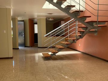CASA EN VENTA USADA, ESQUINA, DOS NIVLES, TERRENO EXCEDENTE, SENDERO DE LOS PINOS, PACHUCA, HGO.