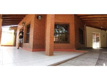 Chalet 5 dormitorios con piscina y jardín, Villa San Martín