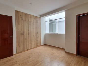 DEPARTAMENTO EN VENTA EN LA URBANIZACIÓN LOS SAUCES PIMENTEL
Un lugar seguro para vivir rodeado de parques y jardines,muy cerca de todo lo que necesi