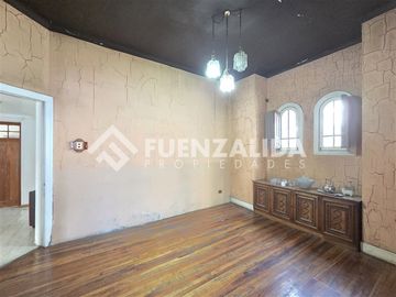 Casa en venta con 857m2 de terreno cercana a Plaza Ñuñoa