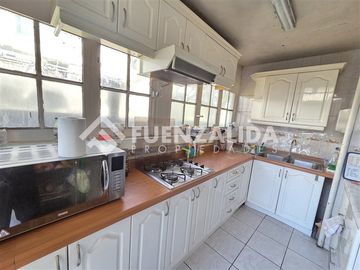 Casa en venta con 857m2 de terreno cercana a Plaza Ñuñoa
