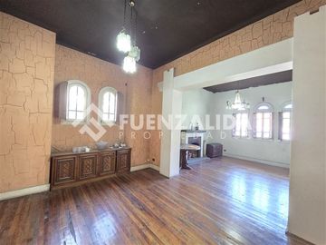Casa en venta con 857m2 de terreno cercana a Plaza Ñuñoa