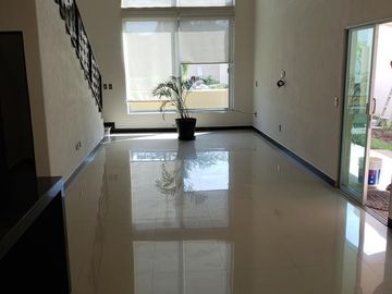 Casa en Venta en Manzanillo, Fraccionamiento Real Santiago