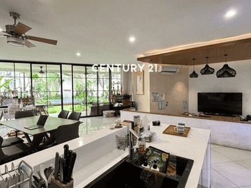Rumah Modern Tropical Dilengkapi Dengan Swimming Pool Depan Fasum