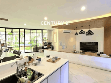 Rumah Modern Tropical Dilengkapi Dengan Swimming Pool Depan Fasum