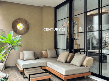 Rumah Modern Tropical Dilengkapi Dengan Swimming Pool Depan Fasum