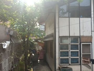 FOR SALE: Old House in 88 Cambridge Cubao, Quezon City