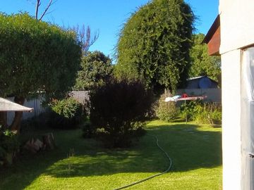 LATORRE PROP. VENDE HERMOSO CHALET DE 4 AMB CON PARQUE - A UNA CUADRA DE LA RUTA 11