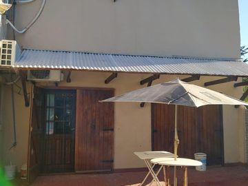 LATORRE PROP. VENDE HERMOSO CHALET DE 4 AMB CON PARQUE - A UNA CUADRA DE LA RUTA 11