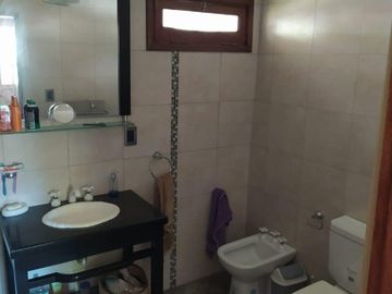 LATORRE PROP. VENDE HERMOSO CHALET DE 4 AMB CON PARQUE - A UNA CUADRA DE LA RUTA 11
