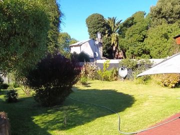 LATORRE PROP. VENDE HERMOSO CHALET DE 4 AMB CON PARQUE - A UNA CUADRA DE LA RUTA 11
