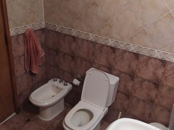 LATORRE PROP. VENDE HERMOSO CHALET DE 4 AMB CON PARQUE - A UNA CUADRA DE LA RUTA 11