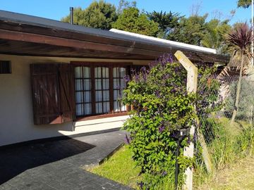 LATORRE PROP. VENDE HERMOSO CHALET DE 4 AMB CON PARQUE - A UNA CUADRA DE LA RUTA 11