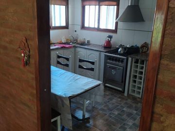 LATORRE PROP. VENDE HERMOSO CHALET DE 4 AMB CON PARQUE - A UNA CUADRA DE LA RUTA 11