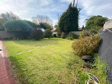 LATORRE PROP. VENDE HERMOSO CHALET DE 4 AMB CON PARQUE - A UNA CUADRA DE LA RUTA 11