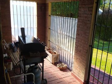 LATORRE PROP. VENDE HERMOSO CHALET DE 4 AMB CON PARQUE - A UNA CUADRA DE LA RUTA 11