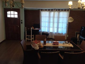 LATORRE PROP. VENDE HERMOSO CHALET DE 4 AMB CON PARQUE - A UNA CUADRA DE LA RUTA 11