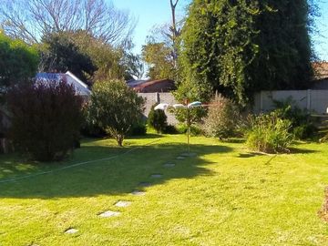 LATORRE PROP. VENDE HERMOSO CHALET DE 4 AMB CON PARQUE - A UNA CUADRA DE LA RUTA 11