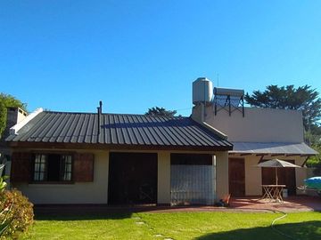 LATORRE PROP. VENDE HERMOSO CHALET DE 4 AMB CON PARQUE - A UNA CUADRA DE LA RUTA 11