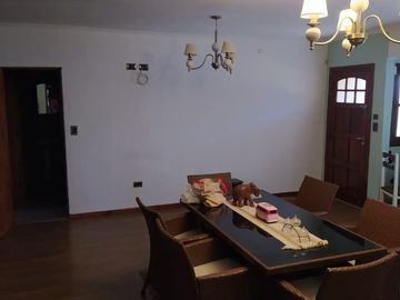 LATORRE PROP. VENDE HERMOSO CHALET DE 4 AMB CON PARQUE - A UNA CUADRA DE LA RUTA 11