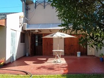 LATORRE PROP. VENDE HERMOSO CHALET DE 4 AMB CON PARQUE - A UNA CUADRA DE LA RUTA 11