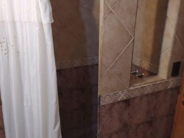 LATORRE PROP. VENDE HERMOSO CHALET DE 4 AMB CON PARQUE - A UNA CUADRA DE LA RUTA 11