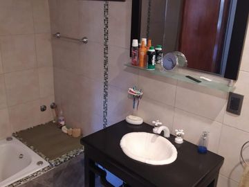 LATORRE PROP. VENDE HERMOSO CHALET DE 4 AMB CON PARQUE - A UNA CUADRA DE LA RUTA 11