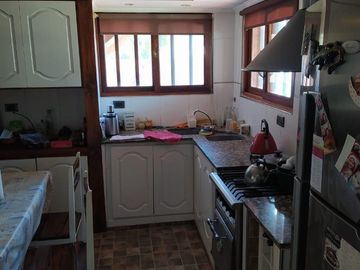 LATORRE PROP. VENDE HERMOSO CHALET DE 4 AMB CON PARQUE - A UNA CUADRA DE LA RUTA 11