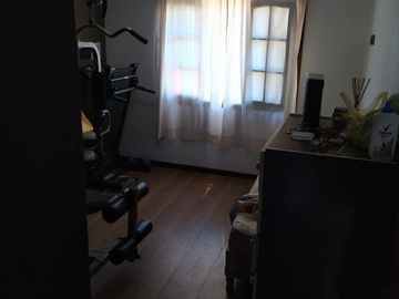 LATORRE PROP. VENDE HERMOSO CHALET DE 4 AMB CON PARQUE - A UNA CUADRA DE LA RUTA 11